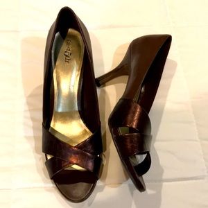 Savannah brown reptile heels. 8 1/2 M. East 5th